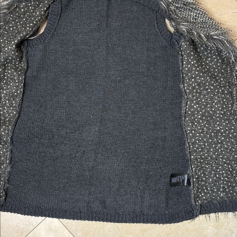 ⭐️ H&M Charcoal Knit vest with faux fur- XS - Picture 8 of 10